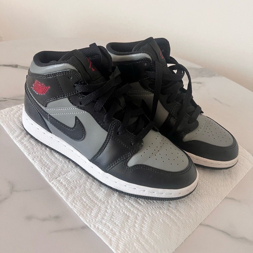 Nike Air Jordan 1s high top youth size 4 1-2 women’s 6 like new